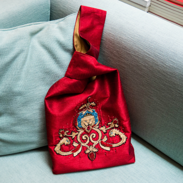 Knot bag with embroidered Lannister Sigil | Game of Thrones fan art