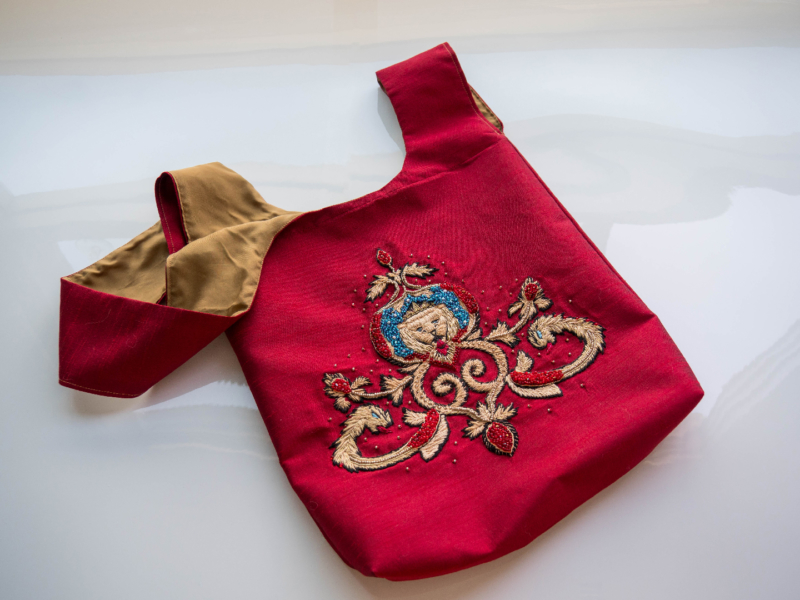 Knot bag with embroidered Lannister Sigil | Game of Thrones fan art