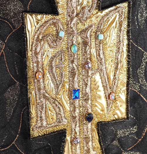 Believe – Vyaz Goldwork Embroidery with Slavic Symbolism | Ksenia Semirova. Embroidery art Detail of the embroidery artwork Believe by Ksenia Semirova, featuring Vyaz calligraphy in gold thread symbolising faith and cultural roots.